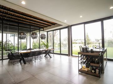 Casa   5 ambientes con gym y detalles de categoria