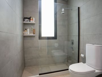 Casa   5 ambientes con gym y detalles de categoria