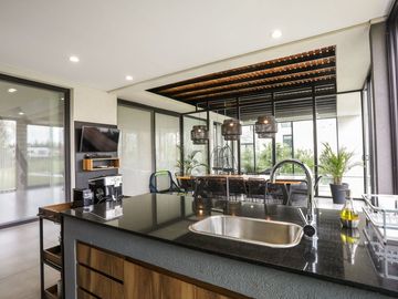 Casa   5 ambientes con gym y detalles de categoria