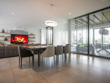 Casa   5 ambientes con gym y detalles de categoria