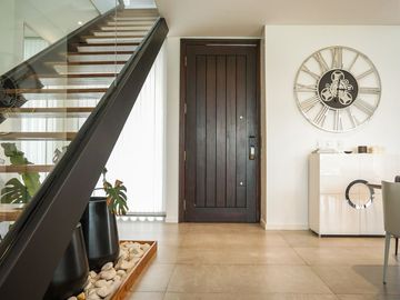 Casa   5 ambientes con gym y detalles de categoria