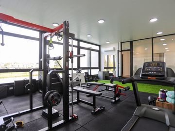 Casa   5 ambientes con gym y detalles de categoria