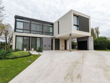Casa   5 ambientes con gym y detalles de categoria