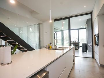Casa   5 ambientes con gym y detalles de categoria