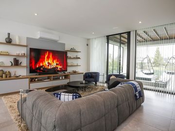 Casa   5 ambientes con gym y detalles de categoria