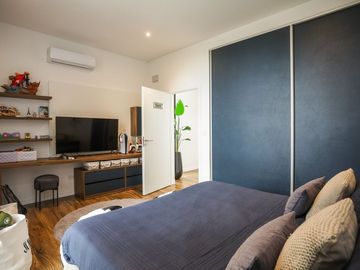 Casa   5 ambientes con gym y detalles de categoria