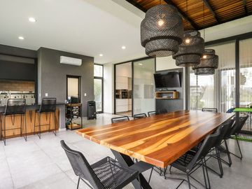 Casa   5 ambientes con gym y detalles de categoria