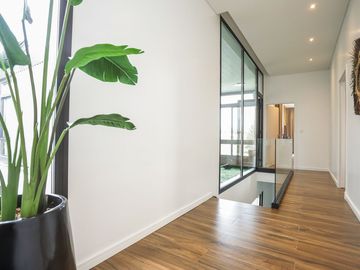 Casa   5 ambientes con gym y detalles de categoria