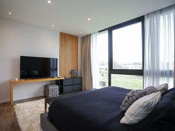 Casa   5 ambientes con gym y detalles de categoria