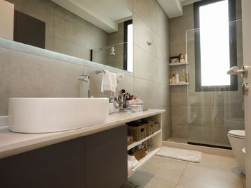 Casa   5 ambientes con gym y detalles de categoria