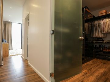 Casa   5 ambientes con gym y detalles de categoria