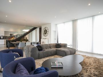 Casa   5 ambientes con gym y detalles de categoria
