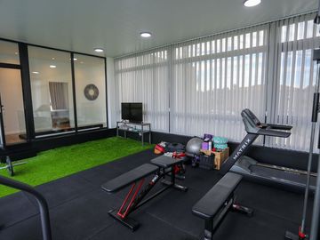 Casa   5 ambientes con gym y detalles de categoria