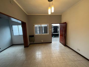 Venta muy linda casa Con Tres Dormitorios sobre Pedro Goyena MUÑIZ Posible Permuta