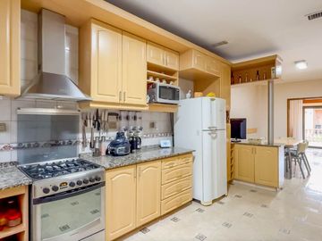 CASA 5 AMB EN VENTA CON JARDÍN QUINCHO Y COCHERA