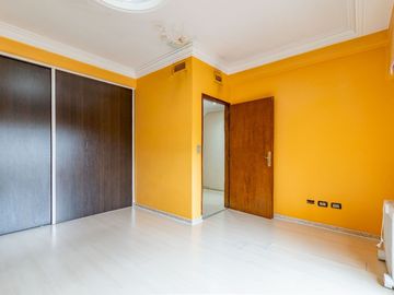 CASA 5 AMB EN VENTA CON JARDÍN QUINCHO Y COCHERA