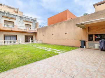 CASA 5 AMB EN VENTA CON JARDÍN QUINCHO Y COCHERA