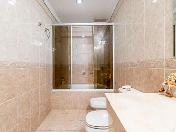 CASA 5 AMB EN VENTA CON JARDÍN QUINCHO Y COCHERA