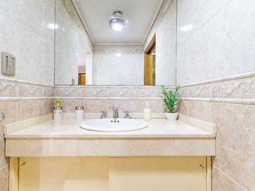 CASA 5 AMB EN VENTA CON JARDÍN QUINCHO Y COCHERA
