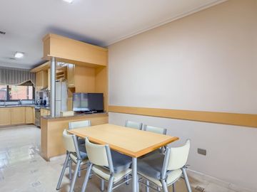 CASA 5 AMB EN VENTA CON JARDÍN QUINCHO Y COCHERA
