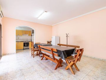 CASA 5 AMB EN VENTA CON JARDÍN QUINCHO Y COCHERA