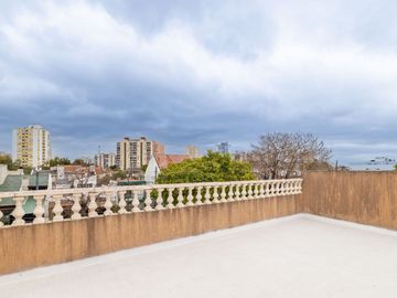 CASA 5 AMB EN VENTA CON JARDÍN QUINCHO Y COCHERA