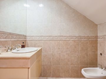 CASA 5 AMB EN VENTA CON JARDÍN QUINCHO Y COCHERA