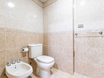 CASA 5 AMB EN VENTA CON JARDÍN QUINCHO Y COCHERA