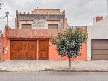 CASA 5 AMB EN VENTA CON JARDÍN QUINCHO Y COCHERA