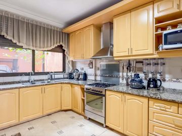 CASA 5 AMB EN VENTA CON JARDÍN QUINCHO Y COCHERA