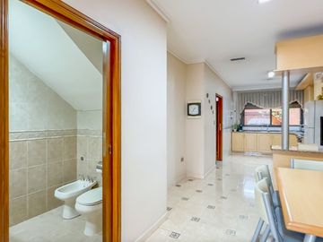 CASA 5 AMB EN VENTA CON JARDÍN QUINCHO Y COCHERA
