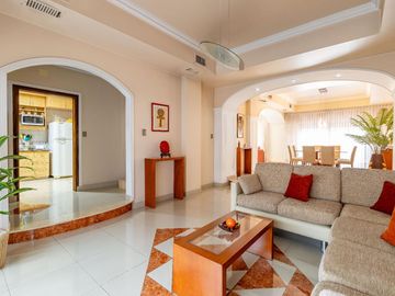 CASA 5 AMB EN VENTA CON JARDÍN QUINCHO Y COCHERA