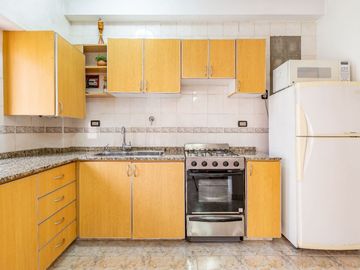CASA 5 AMB EN VENTA CON JARDÍN QUINCHO Y COCHERA