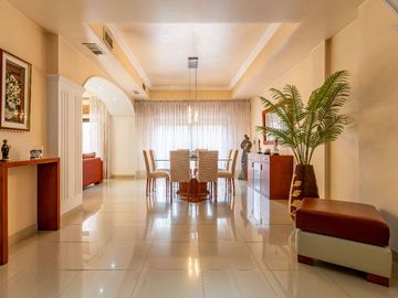 CASA 5 AMB EN VENTA CON JARDÍN QUINCHO Y COCHERA