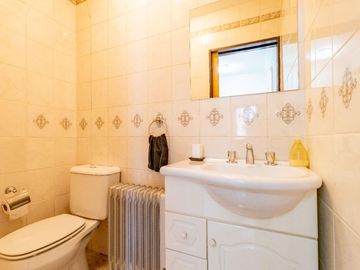 CASA 5 AMB EN VENTA CON JARDÍN QUINCHO Y COCHERA