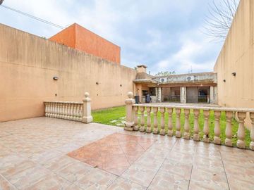 CASA 5 AMB EN VENTA CON JARDÍN QUINCHO Y COCHERA
