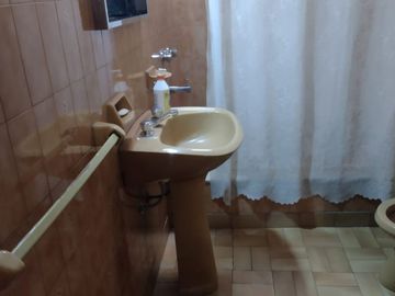 Casa en muy buen estado Bolaños al 1000 c/cochera