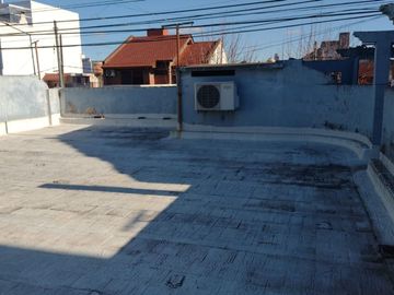 Casa en muy buen estado Bolaños al 1000 c/cochera