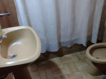 Casa en muy buen estado Bolaños al 1000 c/cochera