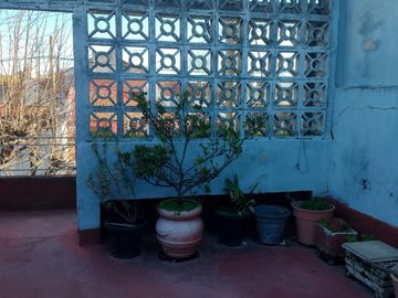 Casa en muy buen estado Bolaños al 1000 c/cochera