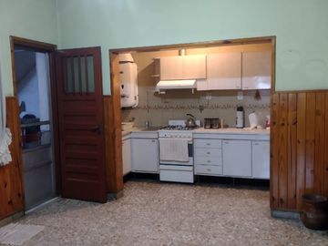 Casa en muy buen estado Bolaños al 1000 c/cochera