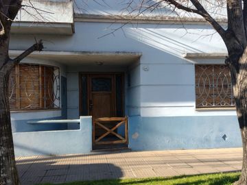 Casa en muy buen estado Bolaños al 1000 c/cochera