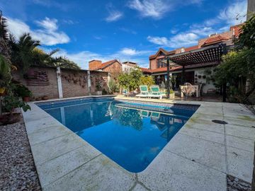 Casa 4 Dormitorios c Pileta Adrogué, Apta Crédito