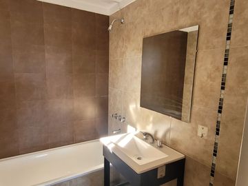 DEPARTAMENTO PISO COMPLETO 4 AMB. C/COCHERA LANUS