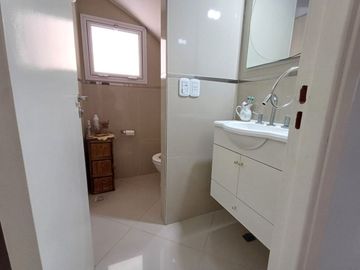 ALQUILER DE CASA DE 5 AMBIENTES EN HURLINGHAM