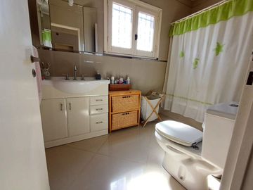 ALQUILER DE CASA DE 5 AMBIENTES EN HURLINGHAM