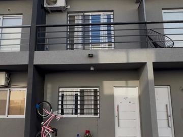 VENTA TRIPLEX - ADOLFO SOURDEAUX -3 AMB - PLAYROOM