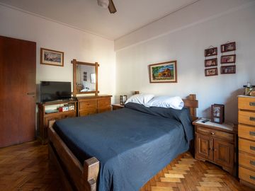 VENTA DPTO 4 AMB C/ESCRITORIO Y PATIOS EN FLORES