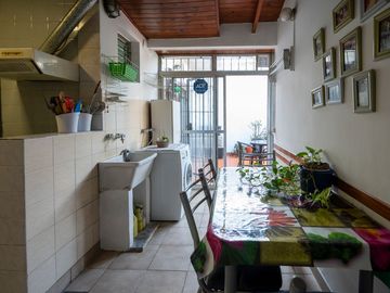 VENTA DPTO 4 AMB C/ESCRITORIO Y PATIOS EN FLORES