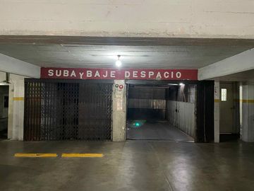 en venta COCHERA FIJA Y CUBIERTA ASCENSOR - FLORES